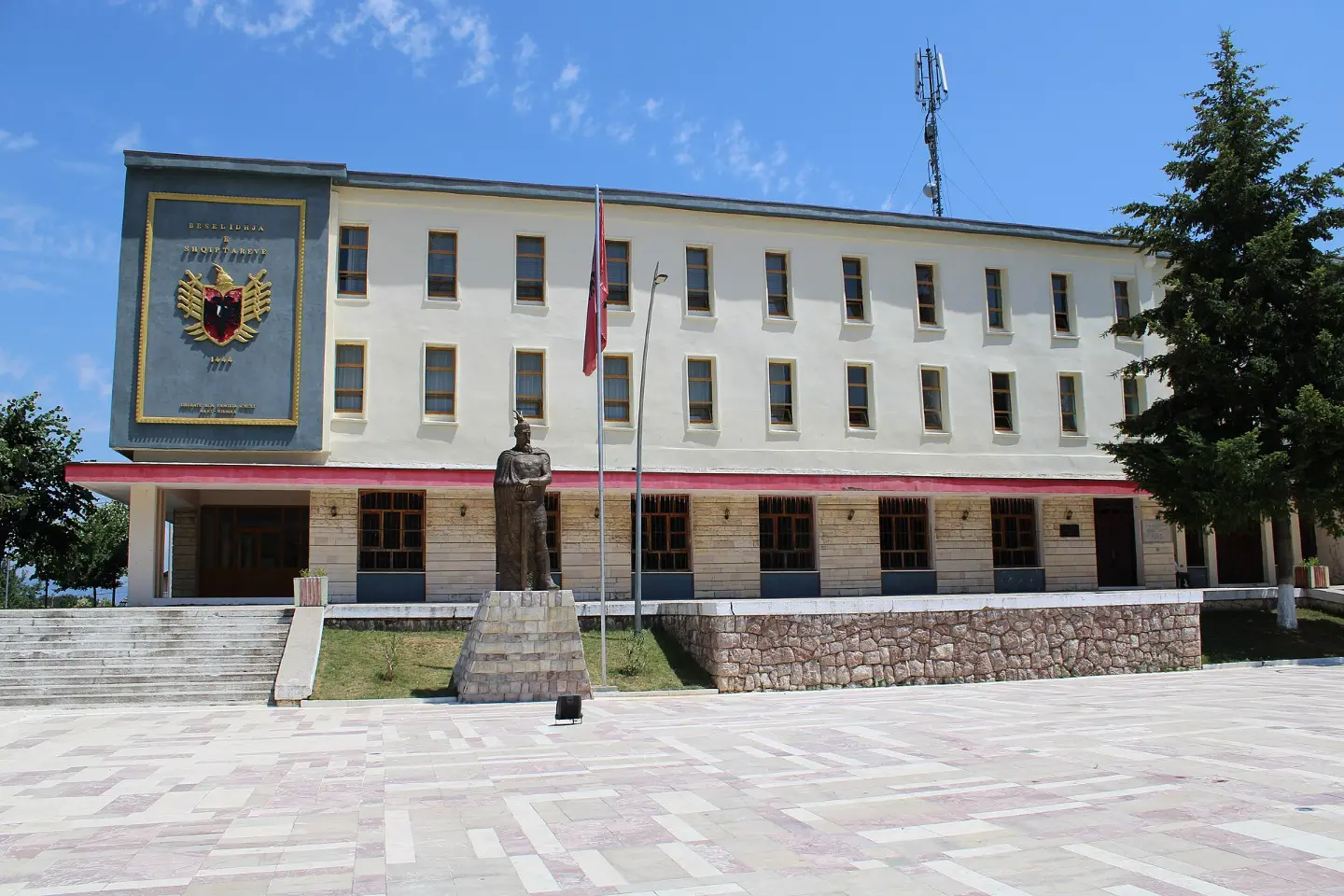 Palace_of_Culture_in_Puka_2